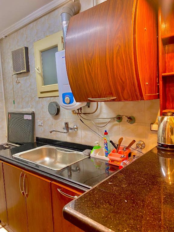 Kuchyň nebo kuchyňský kout v ubytování Comfort 2 steps Side Sea view serviced apartment near montaza palace and Easy access to all Sites è AC ,WIFI, Security