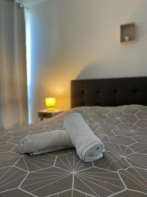 - une serviette sur le lit dans l'établissement Calme et confort: Appartement 3 chambres + balcon, à Bourges