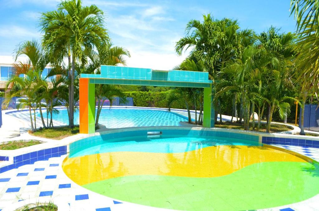 - une piscine colorée dans un complexe dans l'établissement CASA EN CONDOMINIO, GIRARDOT, à Girardot