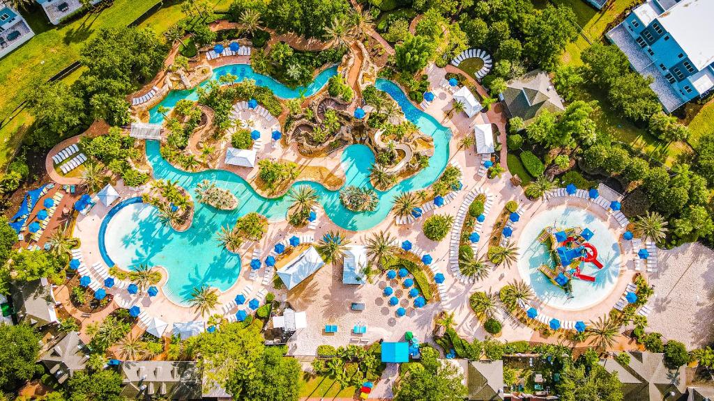 una vista aérea de un parque acuático en un complejo en Reunion Resort & Golf Club, en Kissimmee