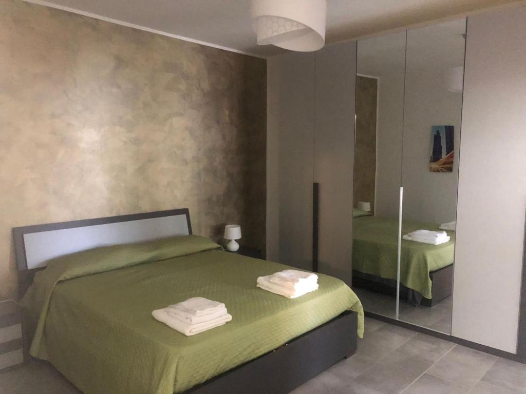 奧爾巴薩諾的住宿－La Maison di Aurora，一间卧室配有绿色的床和镜子