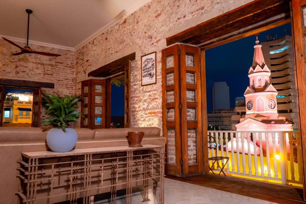 Habitación con sofá y balcón con edificio. en Amara Living en Cartagena de Indias