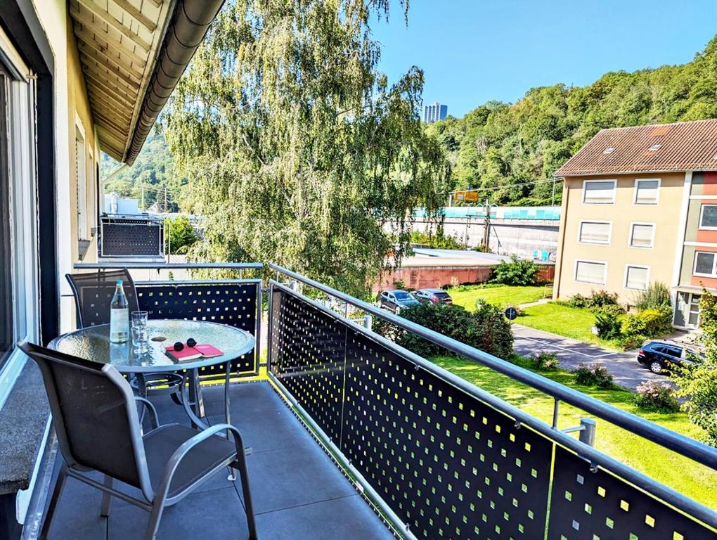 d'une terrasse avec une table et des chaises sur un balcon. dans l'établissement Ferienwohnung Koblenz City, à Coblence