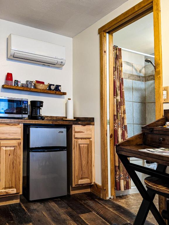 Alpen Way Chalet Mountain Lodge - King Room With Garden View - No Pets