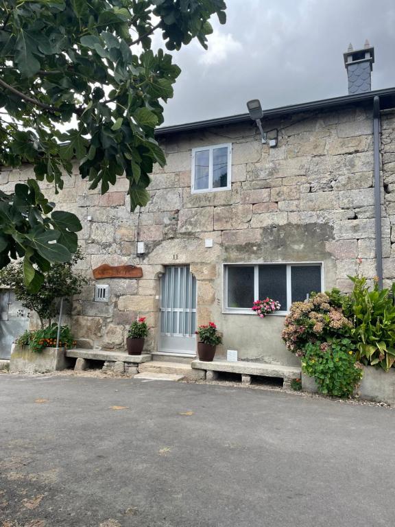 un edificio de piedra con dos bancos delante en Casa da Torre, 