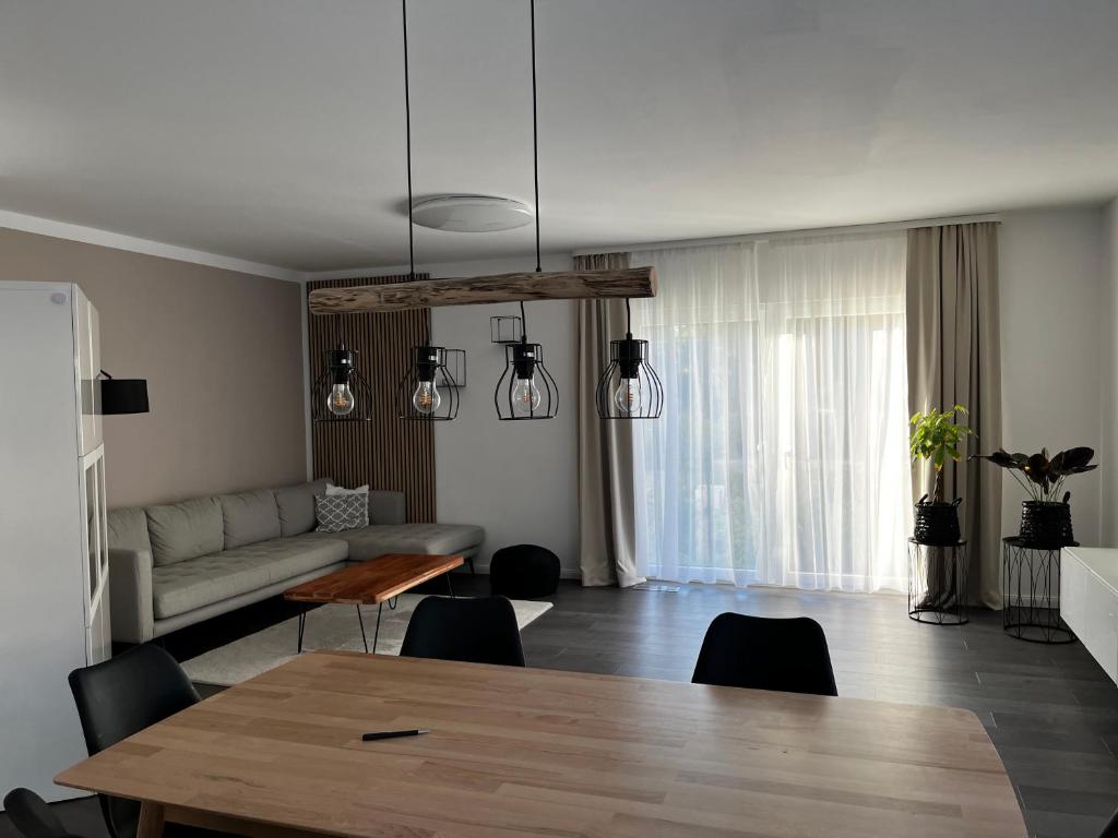 een woonkamer met een tafel en een bank bij Hochwertiges Haus mit Garten mit guter Anbindung in Berlijn