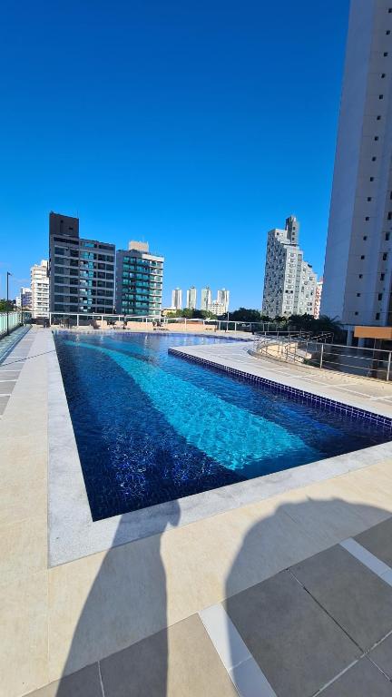 una piscina in una città con edifici alti di Ponta Negra RN03 a Natal