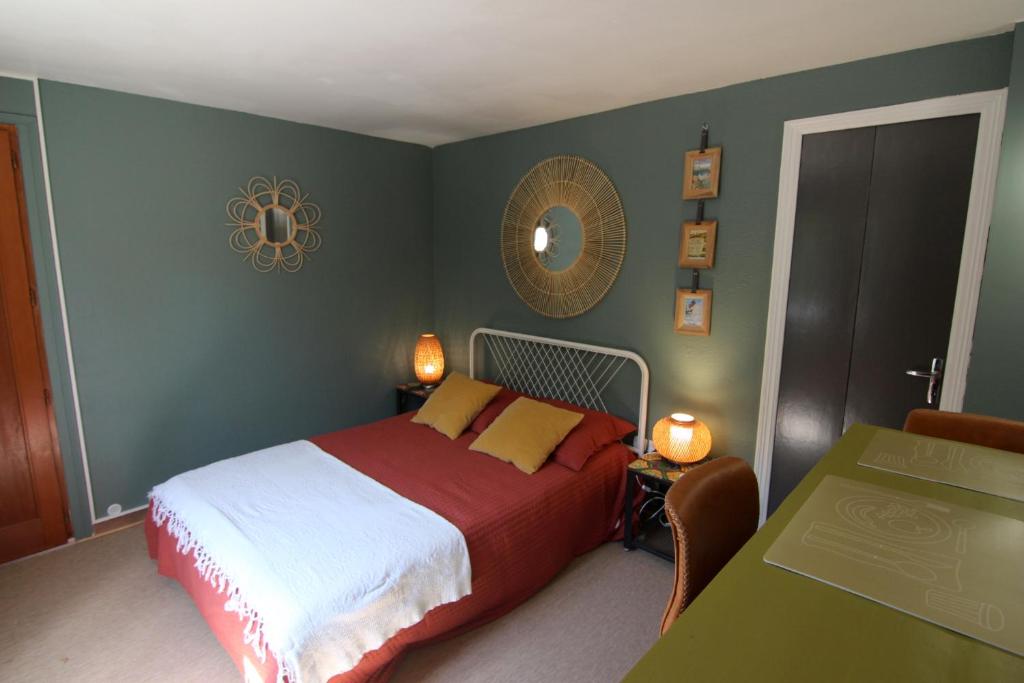 una camera da letto con un letto e un tavolo di joli studio indépendant avec kitchenette a Sauveterre