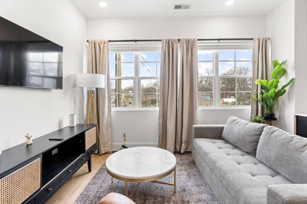 una sala de estar con un sofá y una mesa en Condo Near Downtown Broadway & Stadium - Free Parking, en Nashville