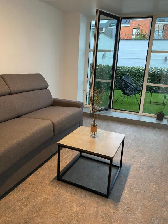 - un salon avec un canapé et une table basse dans l'établissement Namur BnB, à Namur