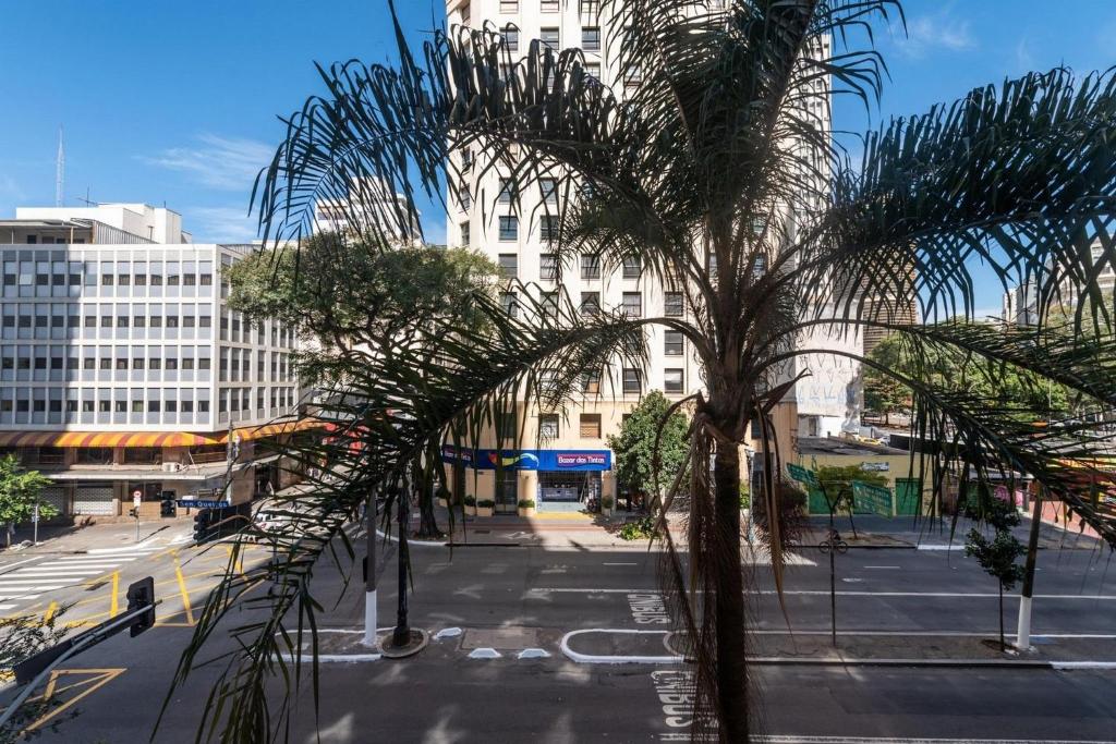 圣保罗Kaza Noah Residence Jacques Pilon的一座建筑前的棕榈树