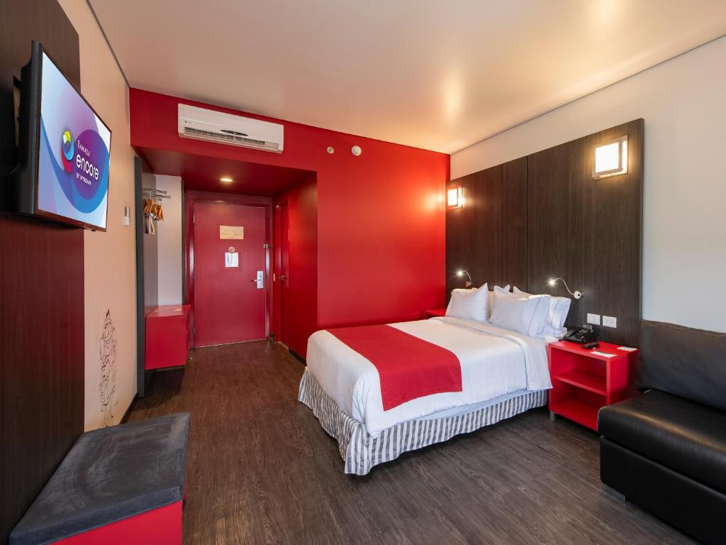 Postel nebo postele na pokoji v ubytování Ramada Encore by Wyndham Queretaro