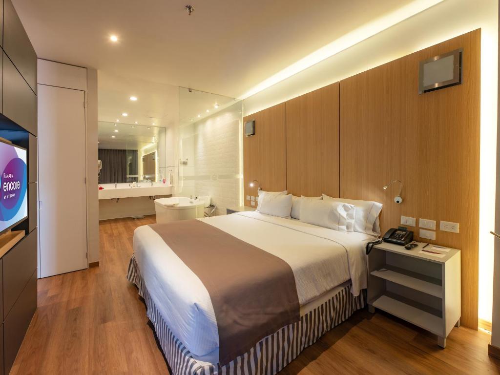 Postel nebo postele na pokoji v ubytování Ramada Encore by Wyndham Queretaro