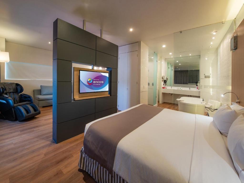 Postel nebo postele na pokoji v ubytování Ramada Encore by Wyndham Queretaro