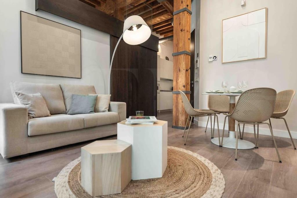 Χώρος καθιστικού στο Eclectic & elegant apartment by REMS
