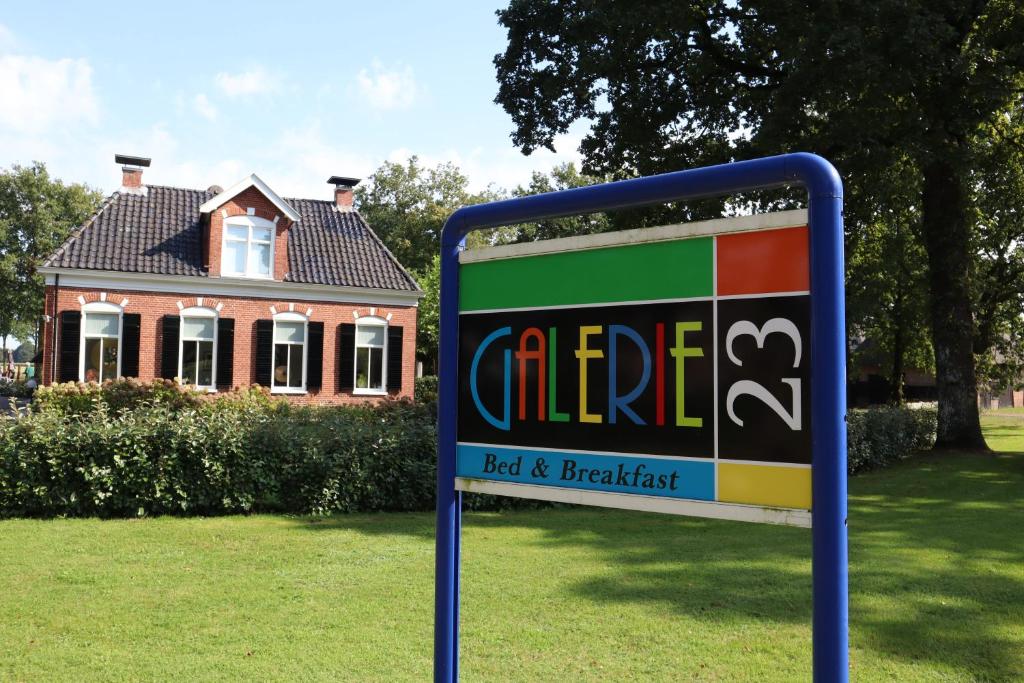 un panneau devant une maison avec un rouge et une percée dans l'établissement Galerie23noordsleen, à Noord-Sleen
