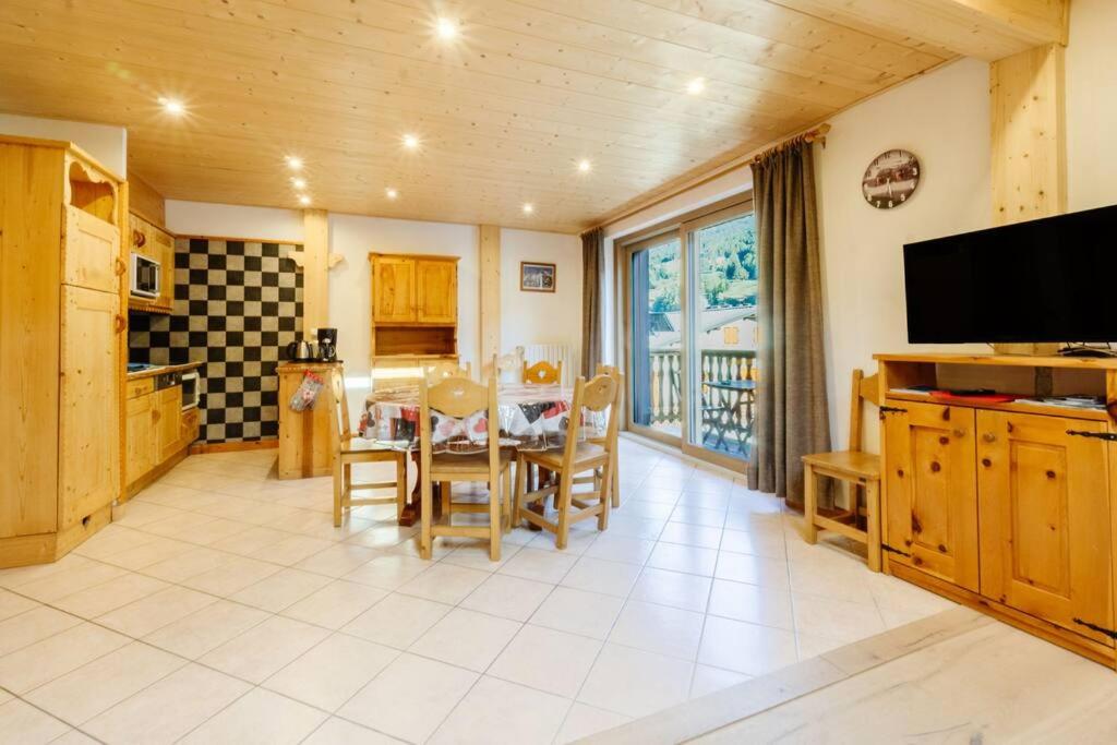 eine Küche und ein Esszimmer mit einem Tisch und einem TV in der Unterkunft La turra in Lanslebourg-Mont-Cenis