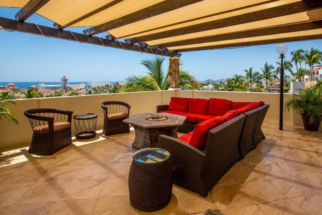 un soggiorno con divano e sedie su un balcone di Casa Vista al Mar a San José del Cabo