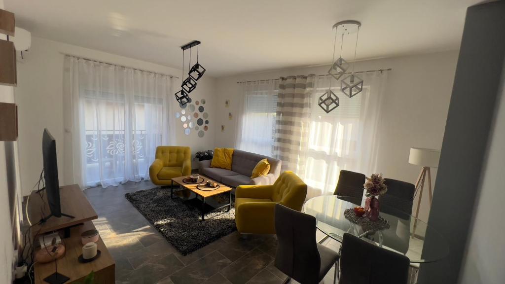Nova PazovaにあるStella LUX Apartmentのリビングルーム(ソファ、テーブル付)