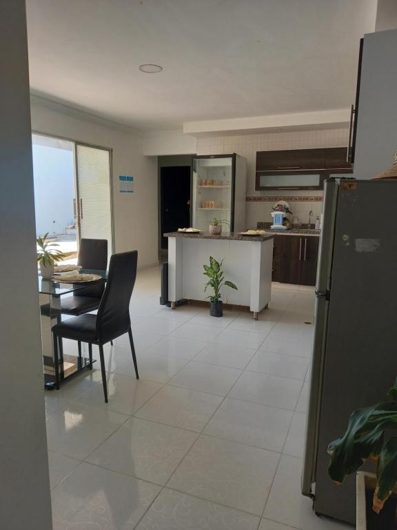 里奧阿查的住宿－Guajira Sunset Hostal，厨房以及带桌椅的用餐室。