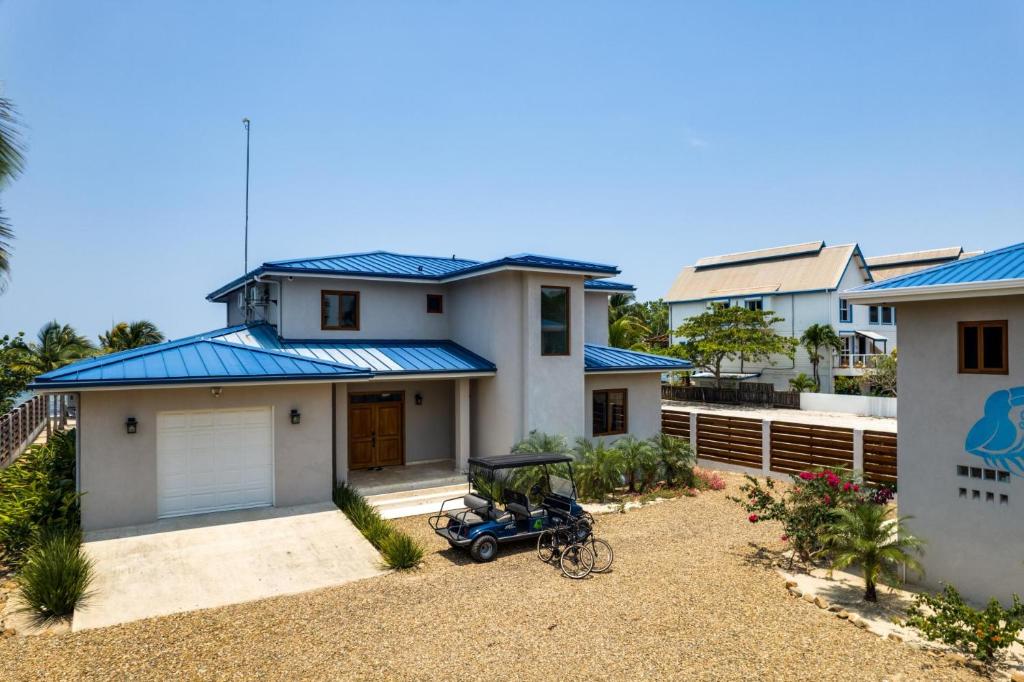 une maison avec une moto garée devant elle dans l'établissement South Gull Villa - Brand New Ocean Front, à Riversdale