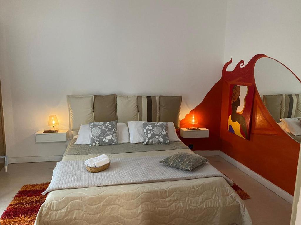 een slaapkamer met een groot bed met 2 lampen bij Oasi Love in Fiumefreddo di Sicilia