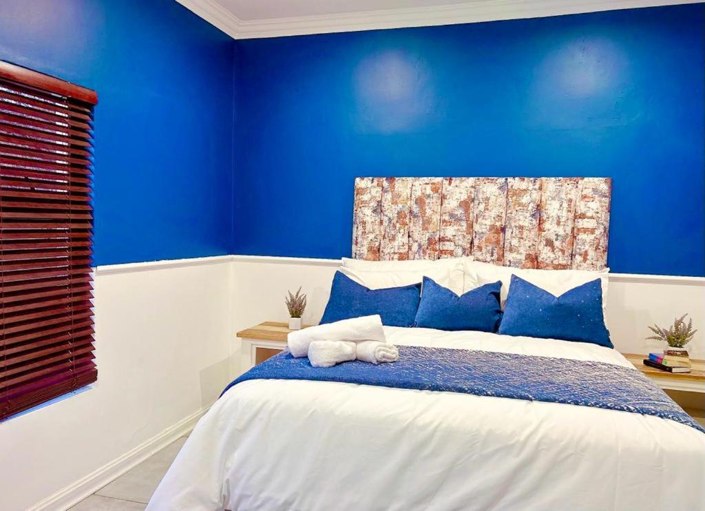 una camera blu con un letto con pareti blu di The Jaxon Inn a Chartwell