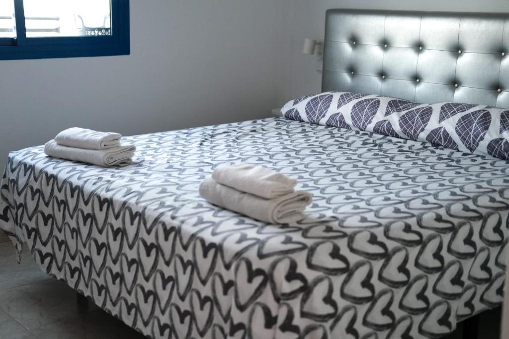 Una cama con dos toallas encima. en Wonderful Apartment with Swimmingpool in Puerto Rico, en Mogán