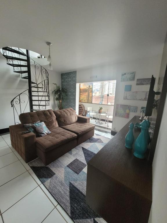 a living room with a couch and a table at APTO DUPLEX 3 Dorm em APARECIDA 600 m da basilica in Aparecida