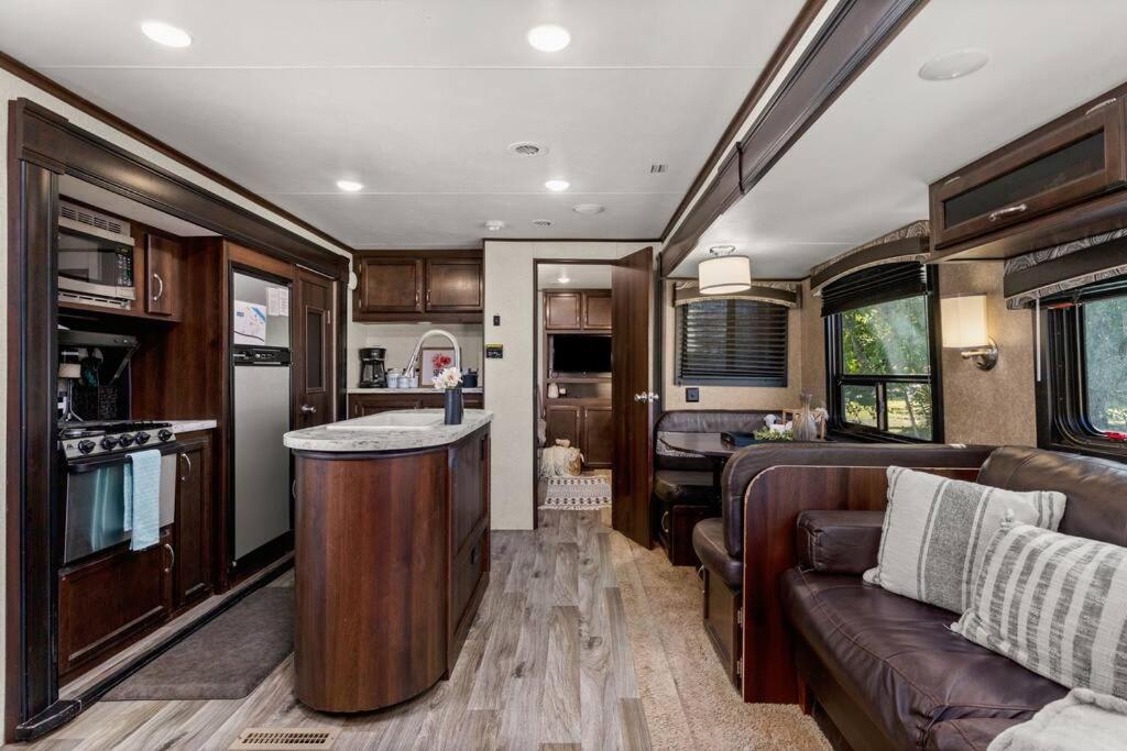 Ο χώρος του λόμπι ή της ρεσεψιόν στο RV Rental with Access to Guadalupe River, Sleeps 7 & Pet Friendly