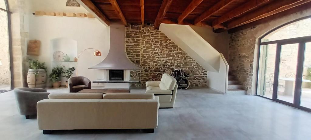 Saint Dionizy的住宿－L'éphémère，客厅设有两张沙发和砖墙