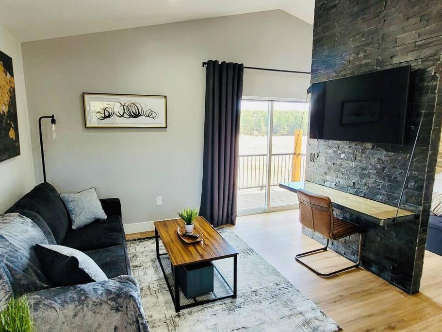 TV a/nebo společenská místnost v ubytování Penthouse Suite at Meadow View!