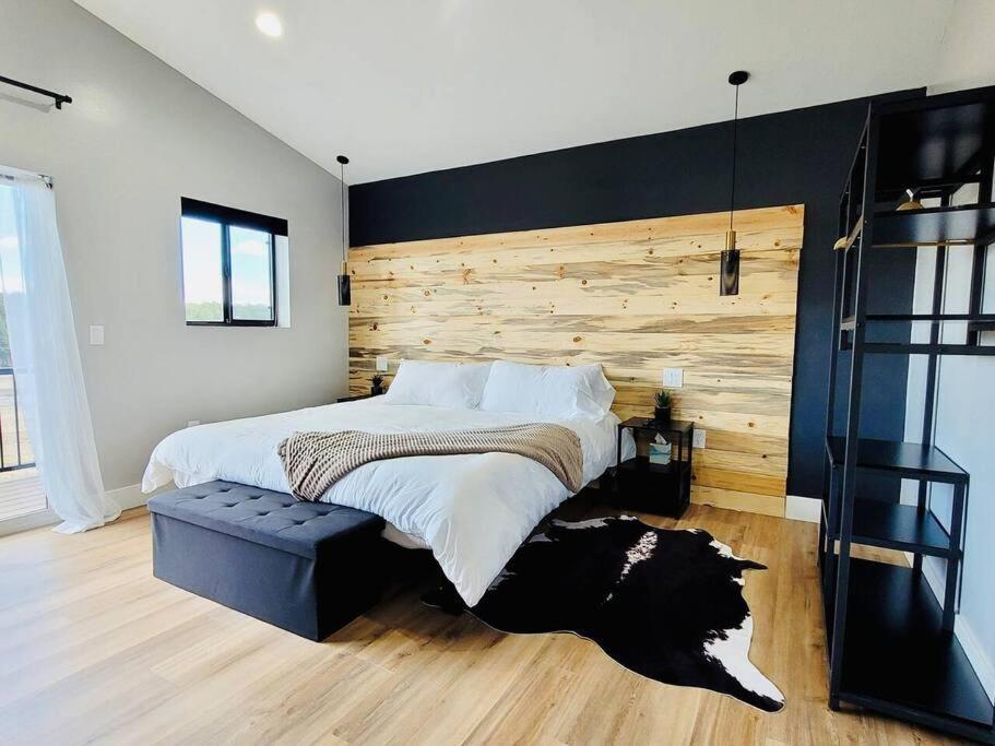 Postel nebo postele na pokoji v ubytování Penthouse Suite at Meadow View!