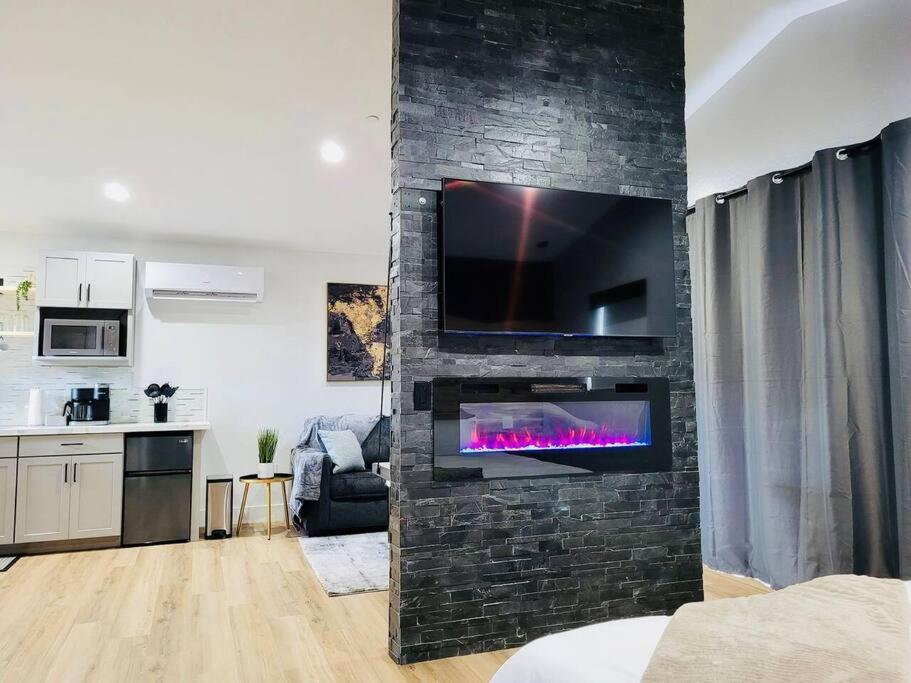 Kuchyň nebo kuchyňský kout v ubytování Penthouse Suite at Meadow View!