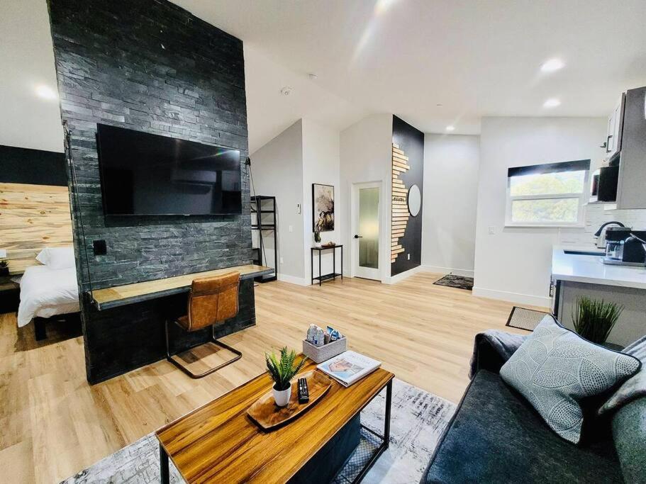 Kuchyň nebo kuchyňský kout v ubytování Penthouse Suite at Meadow View!