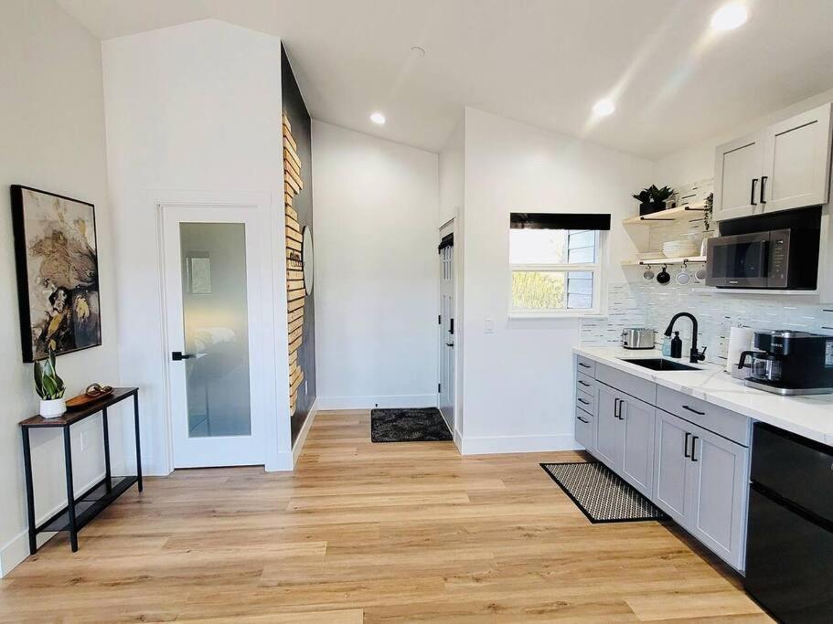 Kuchyň nebo kuchyňský kout v ubytování Penthouse Suite at Meadow View!