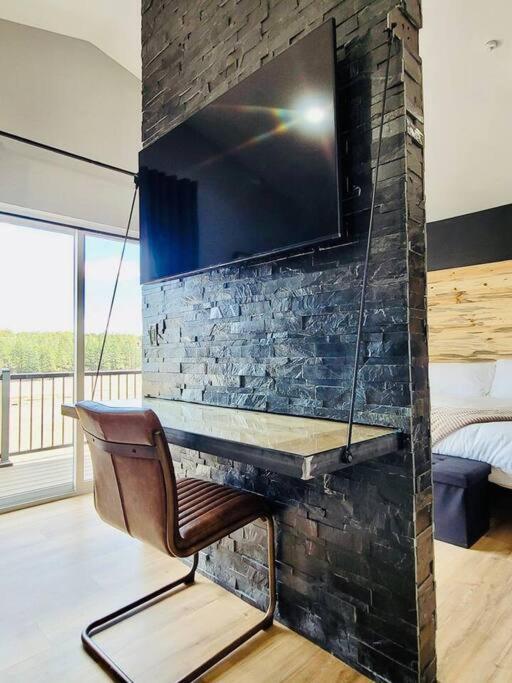 TV a/nebo společenská místnost v ubytování Penthouse Suite at Meadow View!