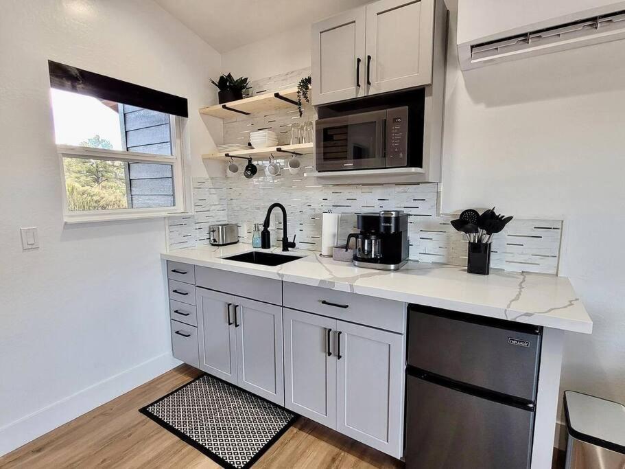 Kuchyň nebo kuchyňský kout v ubytování Penthouse Suite at Meadow View!
