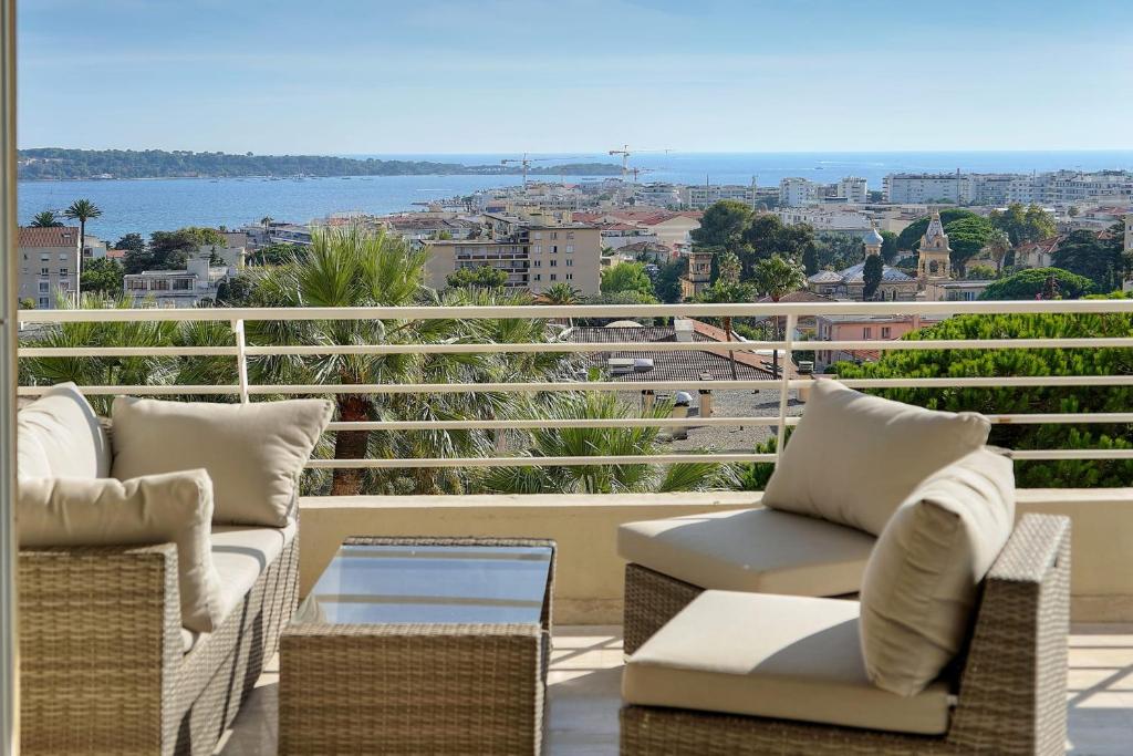 Un balcón con sillas y vistas al océano. en IMMOGROOM - 1 Bedroom - Terasse - Sea View - AC - Wifi, en Cannes