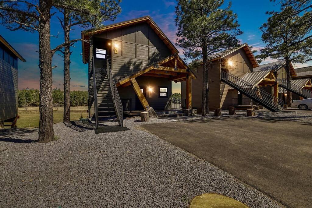 une maison avec des escaliers menant à une maison dans l'établissement Perfect Luxury Getaway, à Show Low