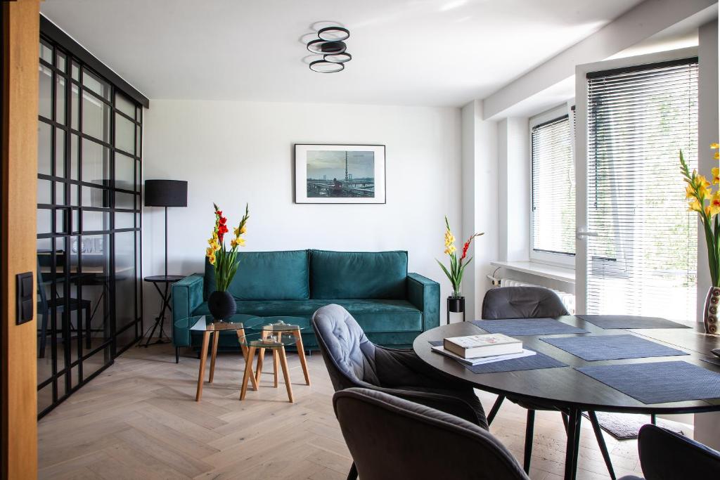 uma sala de estar com um sofá verde e uma mesa em Luxurious, Spacious, Modern Gem. Great Location ! em Varsóvia