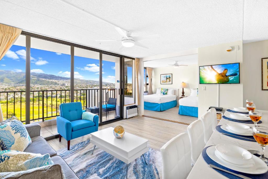 uma sala de estar com um sofá e um quarto com vista em Tropical Bliss, Mountain View Condo Near Waikiki Beach with Free Parking em Honolulu