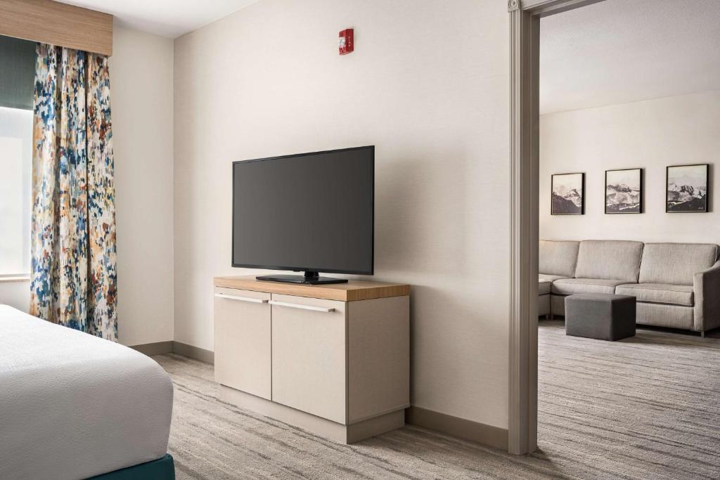 TV a/nebo společenská místnost v ubytování Hilton Garden Inn Fort Collins