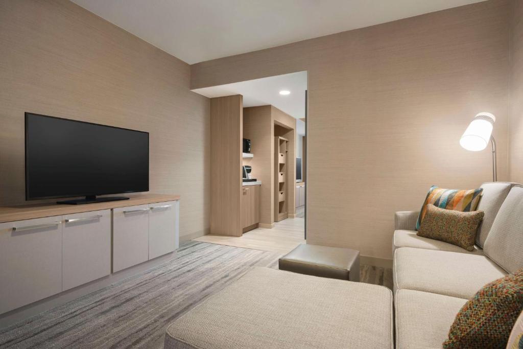 TV a/nebo společenská místnost v ubytování Hilton Garden Inn Fort Collins