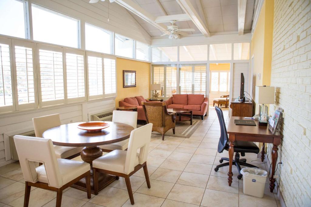 Гостиная зона в Best Western Plus Yacht Harbor Inn