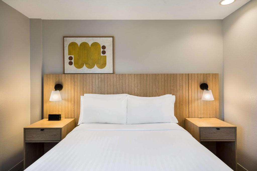 Postel nebo postele na pokoji v ubytování Sonesta Simply Suites Jersey City