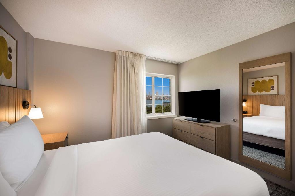 Postel nebo postele na pokoji v ubytování Sonesta Simply Suites Jersey City