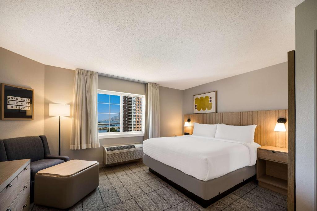 Postel nebo postele na pokoji v ubytování Sonesta Simply Suites Jersey City