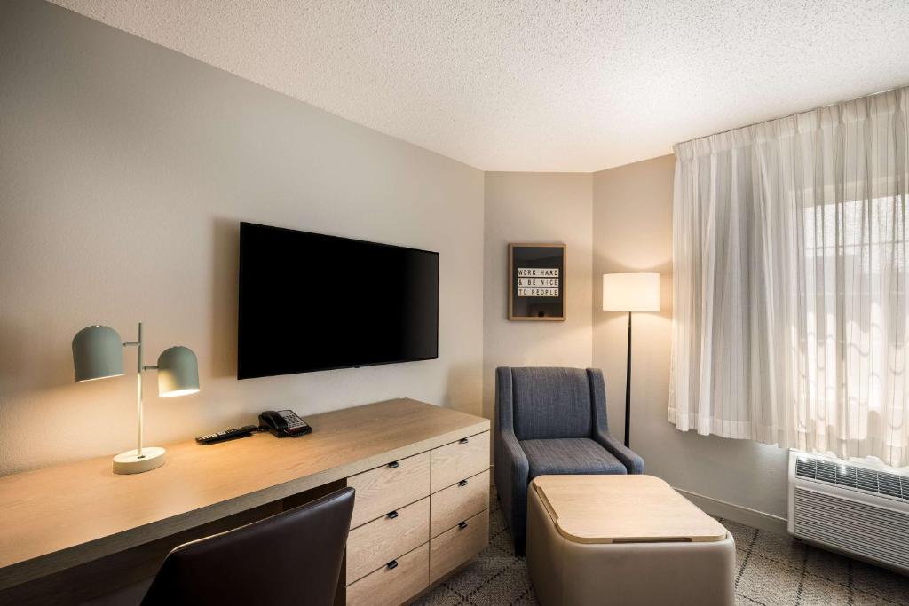 TV a/nebo společenská místnost v ubytování Sonesta Simply Suites Jersey City