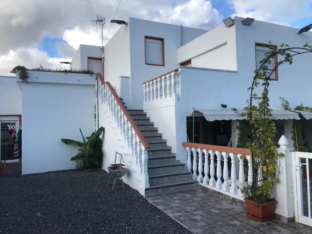 uma casa branca com escadas em frente em casa luis em Costa de Antigua